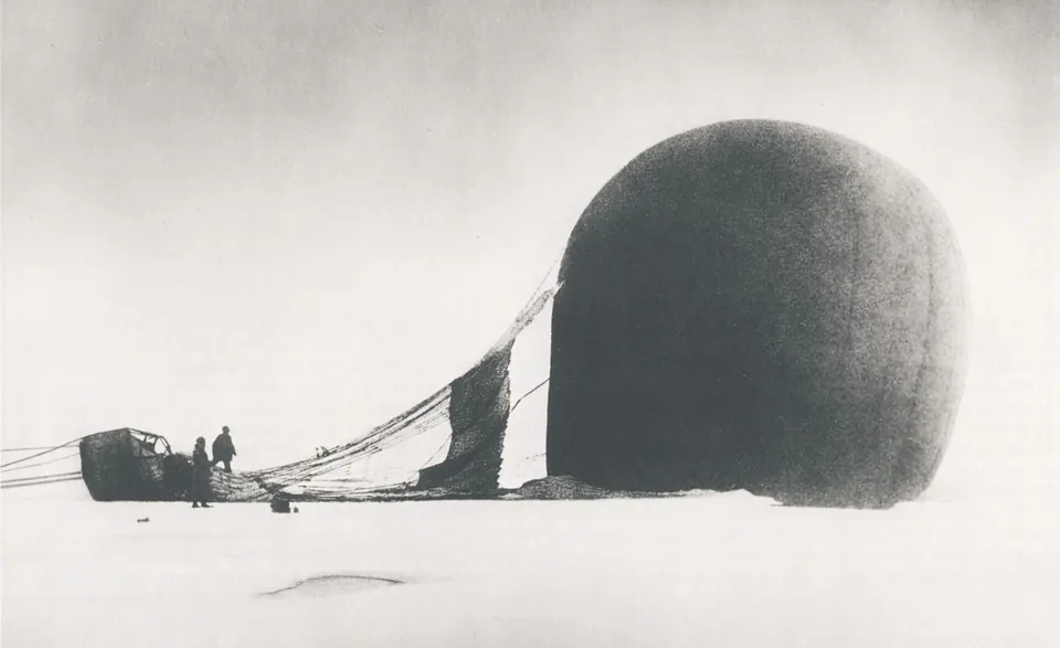 Schwarz-Weiß-Foto des Ballons Örnen auf dem Packeis 1897