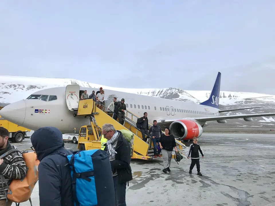 Passagierflugzeug auf dem Vorfeld des Flughafens Svalbard in Longyearbyen mit Bergen im Hintergrund