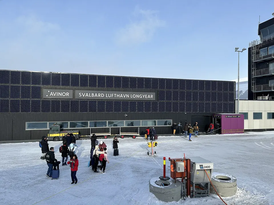 Das Terminal des Flughafens Svalbard mit Reisenden davor