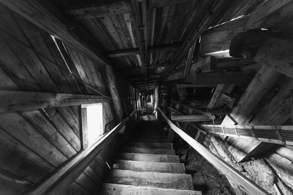Trappen en houten constructies in de oude mijn Gruve 2B in Longyearbyen