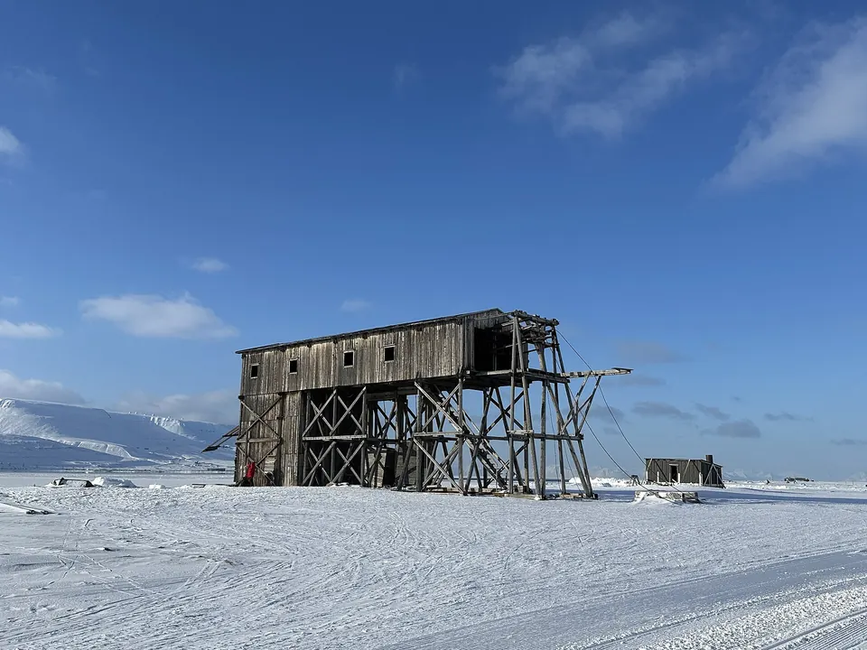 Het oude kabelbaanstation in Hiorthhamn in de sneeuw