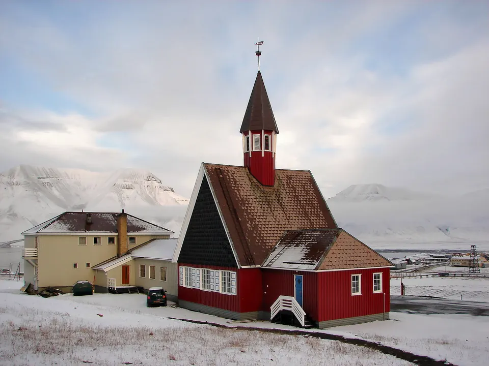 Svalbard kirke Longyearbyenissa lumen keskellä