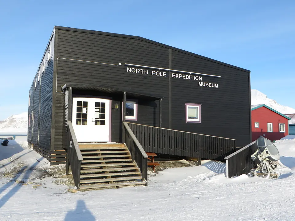 North Pole Expedition Museum, musta puurakennus lumessa Longyearbyenissa