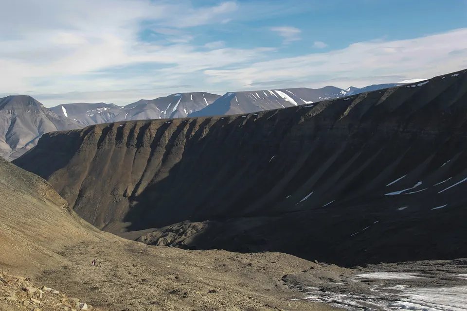 Uitzicht vanaf de Platåberget over de dalen en bergen rond Longyearbyen