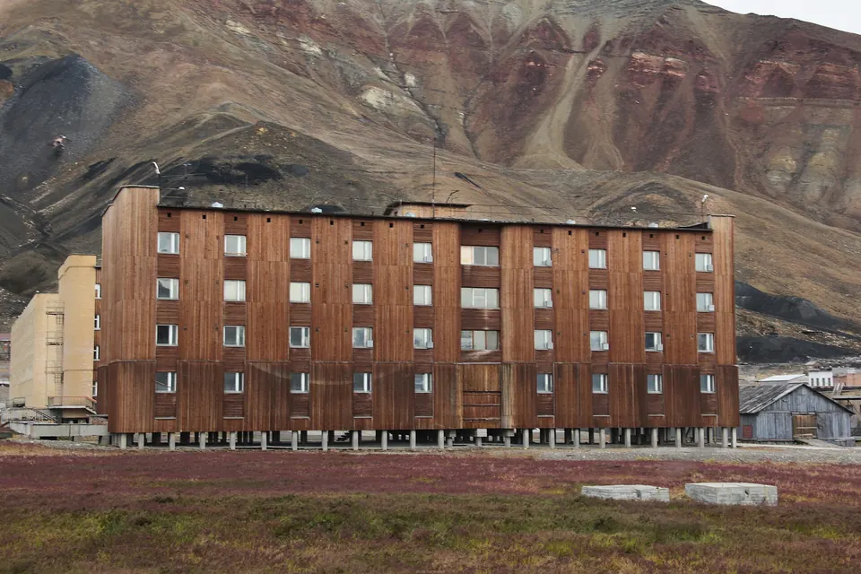 Leere Straßen und Gebäude im verlassenen Ort Pyramiden