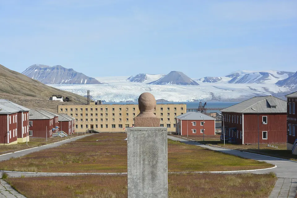 Lenin-Büste in Pyramiden mit dem Gletscher im Hintergrund
