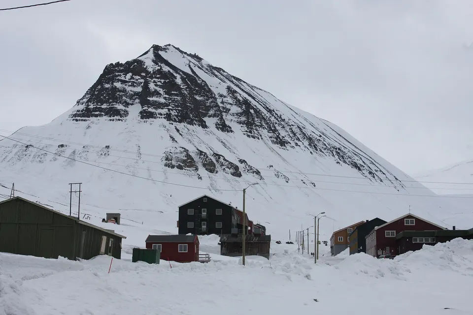 De berg Sarkofagen met steile flanken boven het dal bij Longyearbyen