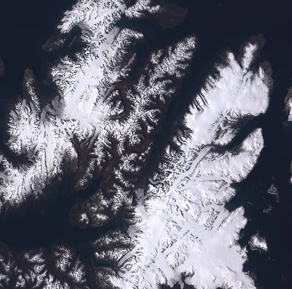 Satelliittikuva Huippuvuorista jäätiköineen ja merijäineen