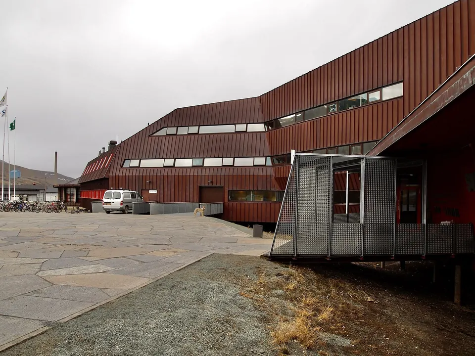 Svalbard Museum, moderni puurakennus Longyearbyenissa
