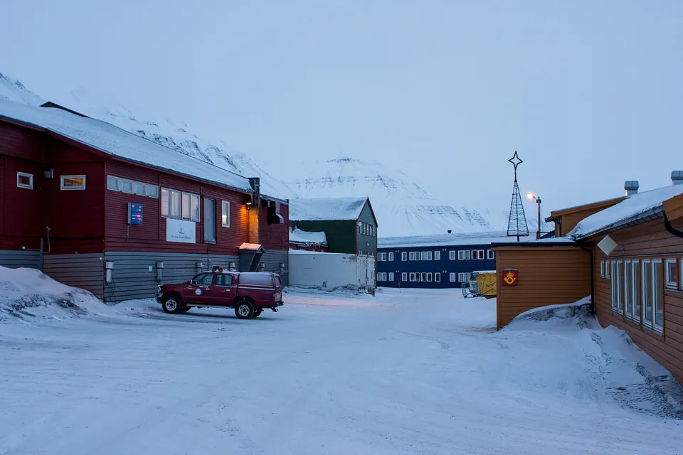 Die alten Anlagen von Sveagruva am Van Mijenfjord