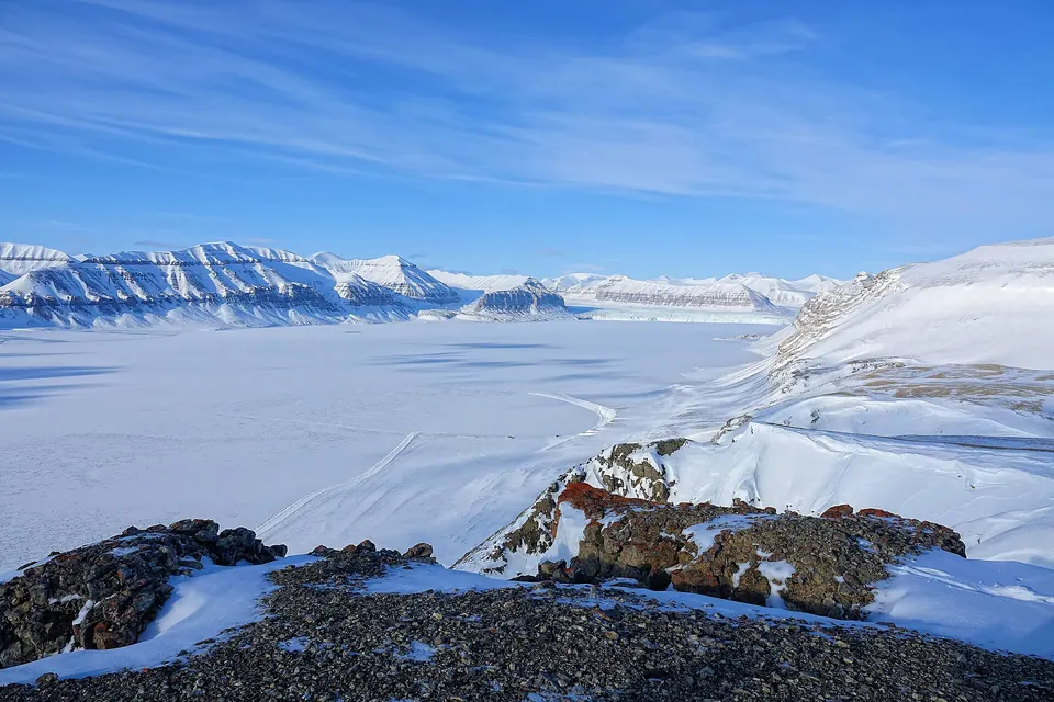 Gletsjerfront in het Tempelfjord met besneeuwde bergen