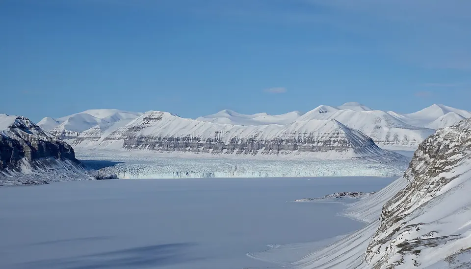 Tunabreenin jäätikön reuna Tempelfjordenissa